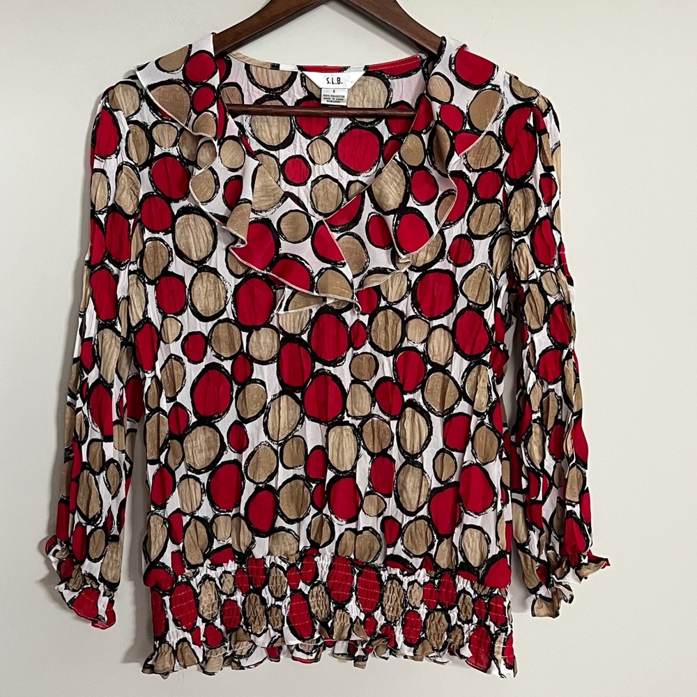 S.L.B. Womens Red Tan Circle Print Ruffle V-Neck Smocked Waist Blouse Top Small